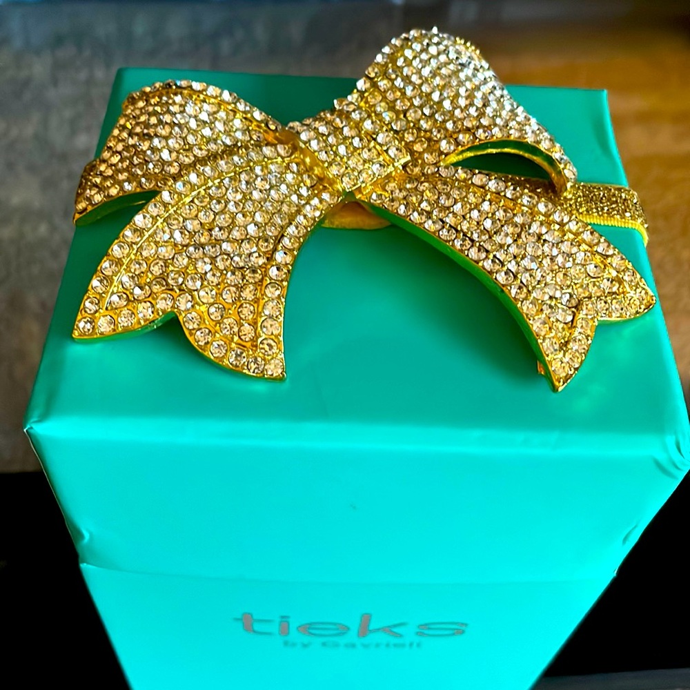 Limited edition Tieks Holiday Bow